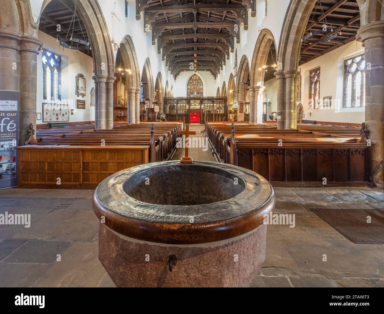 01.12.2023 Skipton, North Yorkshire, Großbritannien. Holy Trinity steht auf der Spitze der High Street, neben dem Schloss, in der schönen Marktstadt Skipton - t Stockfoto