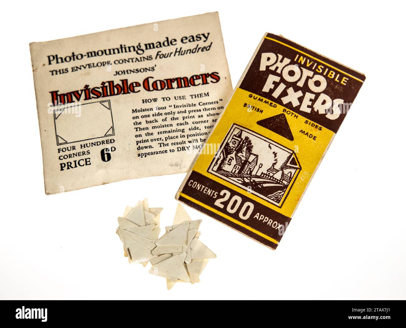 Fotografieren Sie Ecken, um Bilder in Alben zu befestigen, antike 1950er Jahre Stockfoto