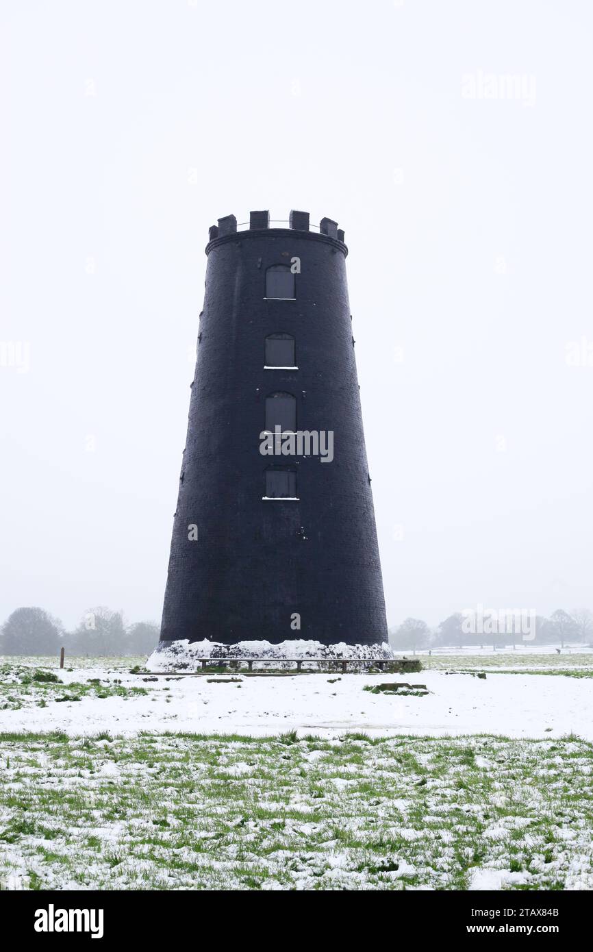 Festliche Szene weiß über Morgen, erster richtiger Schnee Herbst Dezember 2023 Black Mill alte Windmühle auf Beverley Westwood, Yorkshire England Großbritannien Stockfoto