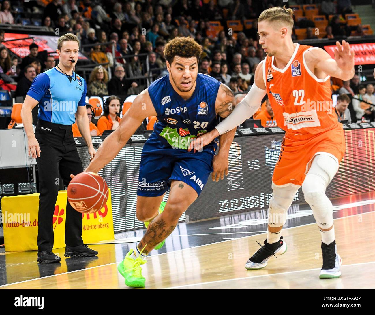 03.12.2023, ratiopharm Arena, Neu-Ulm, DE, BBL, ratiopharm Ulm vs Rostock Seawolves, im Bild Matt Bradley (Rostock, #20), Thomas Klepeisz (Ulm, #22) Foto ? Nordphoto GmbH/Hafner Stockfoto