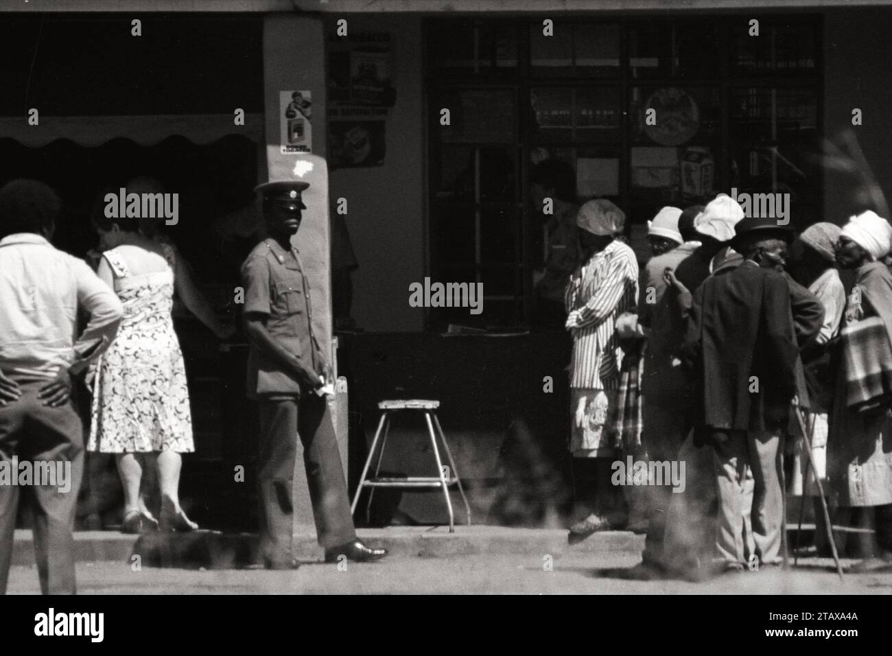 Apartheid Südafrika 1987, 1 von 3 Fotos. Weiße Einkäufer wurden von der Polizei bevorzugt, während eine lange Warteschlange von 30 bis 40 schwarzen Einkäufern draußen wartete. Hekpoort, Magaliesberg, Südafrika. Aus der Sammlung - Südafrika 1980er Jahre - Don Minnaar Fotoarchiv Stockfoto