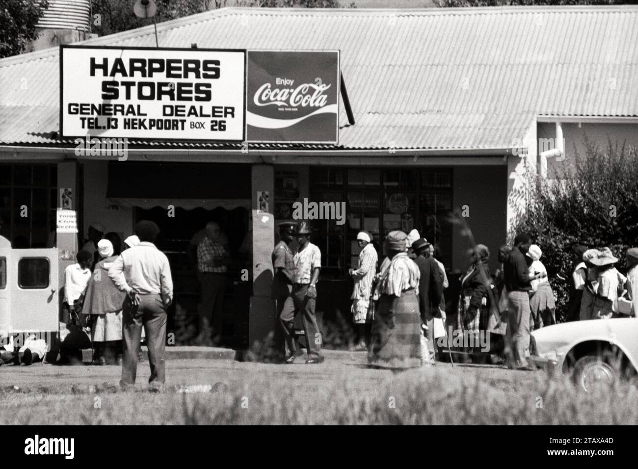 Apartheid Südafrika 1987, 1 von 3 Fotos. Weiße Einkäufer wurden von der Polizei bevorzugt, während eine lange Warteschlange von 30 bis 40 schwarzen Einkäufern draußen wartete. Hekpoort, Magaliesberg, Südafrika. Aus der Sammlung - Südafrika 1980er Jahre - Don Minnaar Fotoarchiv Stockfoto