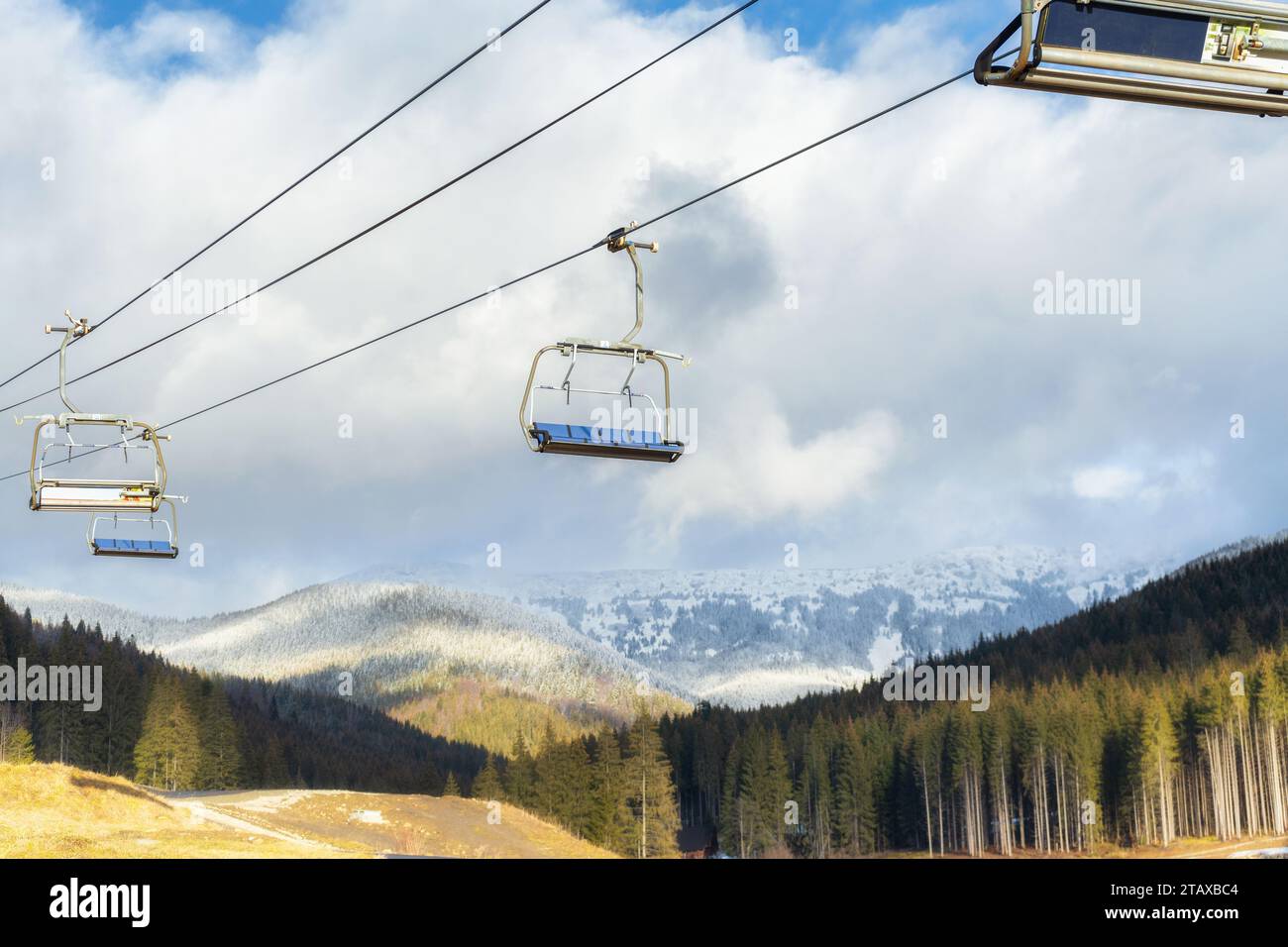 Skilift im Hintergrund schneebedeckter Berge Stockfoto