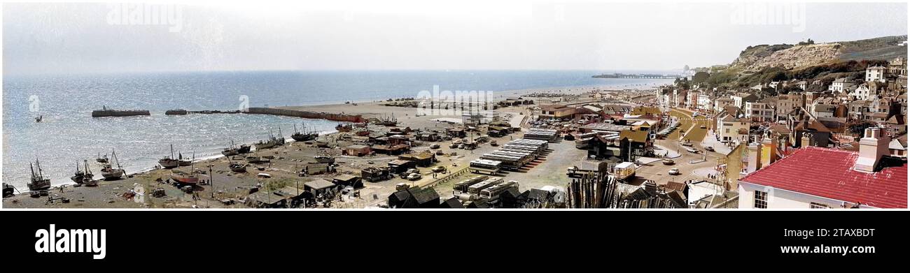 Eine farbige Version eines BW-Panoramas aus 3 Negativen, die 1981 von Hastings East Hill aufgenommen wurden. Da es ein Panorama ist, wurde es mit 11.205 x 2.603 Pixeln hochgeladen, um Fischerboote, Hafenarm, Autos, Reisebusse, Rettungsbootstation, pier und ein Humvee. Es ist auch die ursprüngliche BW-Version verfügbar. Stockfoto