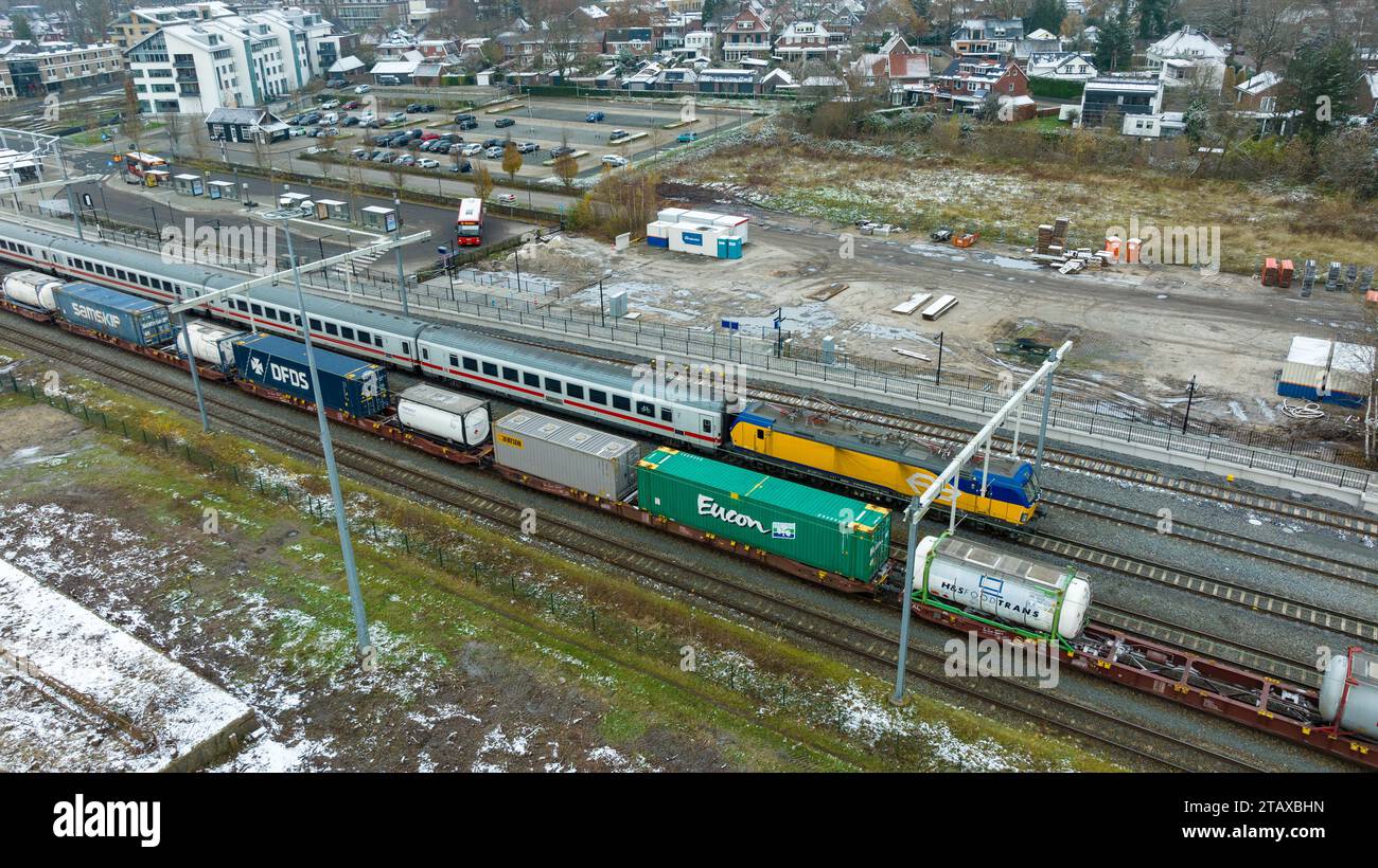 OLDENZAAL, NIEDERLANDE - 2. DEZEMBER 2023: Luftaufnahme einer Lokomotive der Niederländischen Eisenbahn (NS) vor einigen Personenwagen der Deutschen Bahn (DB). Stockfoto