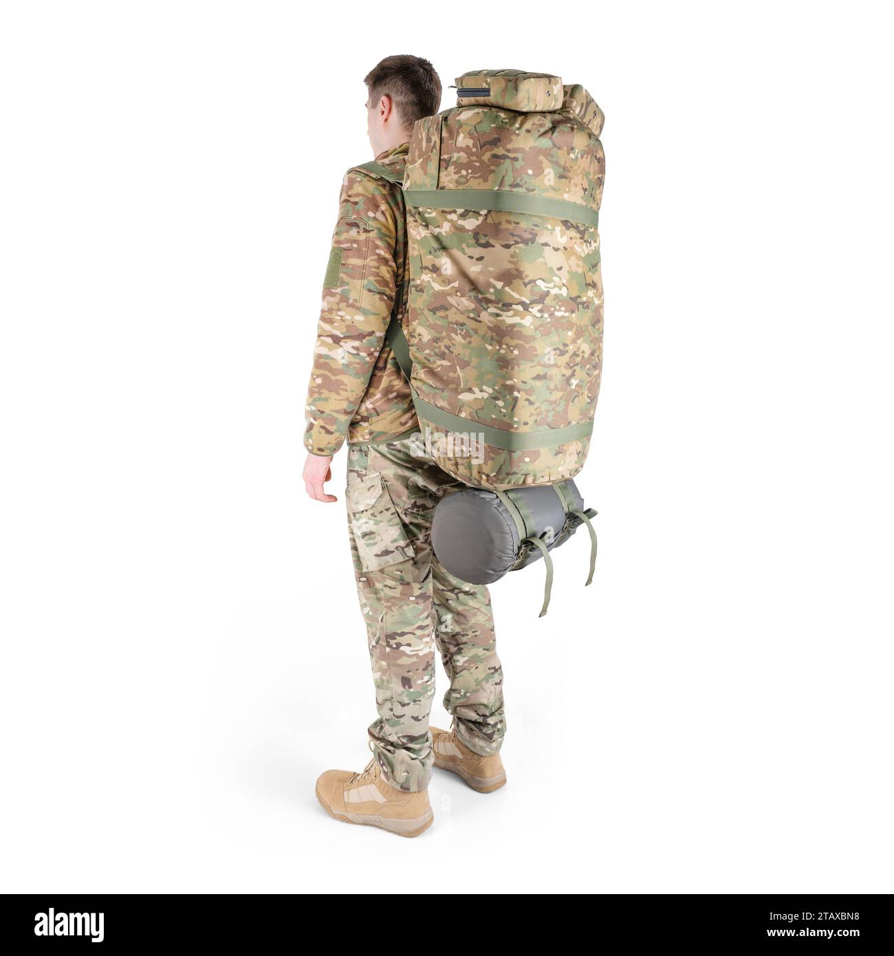 Soldat in Militäruniform mit einem Tarnrucksack auf den Schultern auf weißem Hintergrund. Rückansicht. Stockfoto