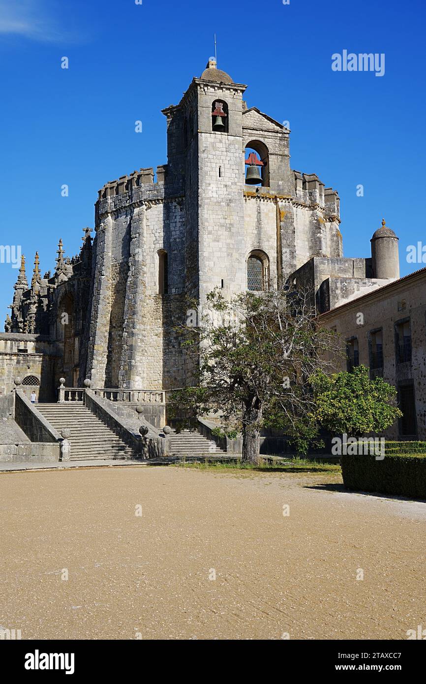 Templerkirche in der europäischen Stadt TOMAR im Stadtteil Santarem von PORTUGAL, klarer blauer Himmel an 2022 warmen sonnigen Frühlingstag im Mai - vertikal Stockfoto