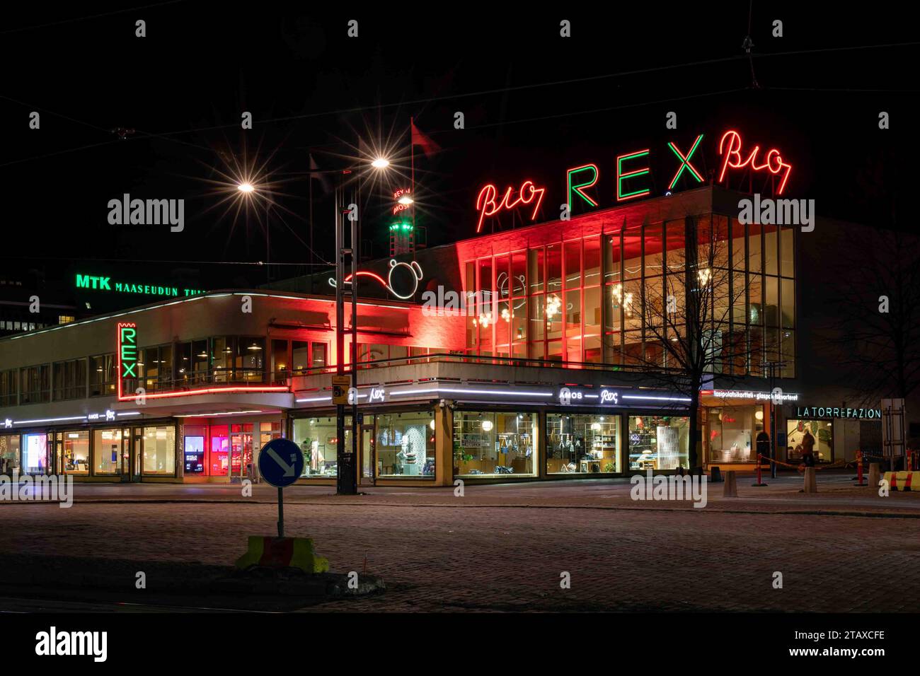 Ikonische Bio Rex Kinoleuchten am funktionalistischen Lasipalatsi-Gebäude nach Einbruch der Dunkelheit im Kamppi-Viertel von Helsinki, Finnland Stockfoto