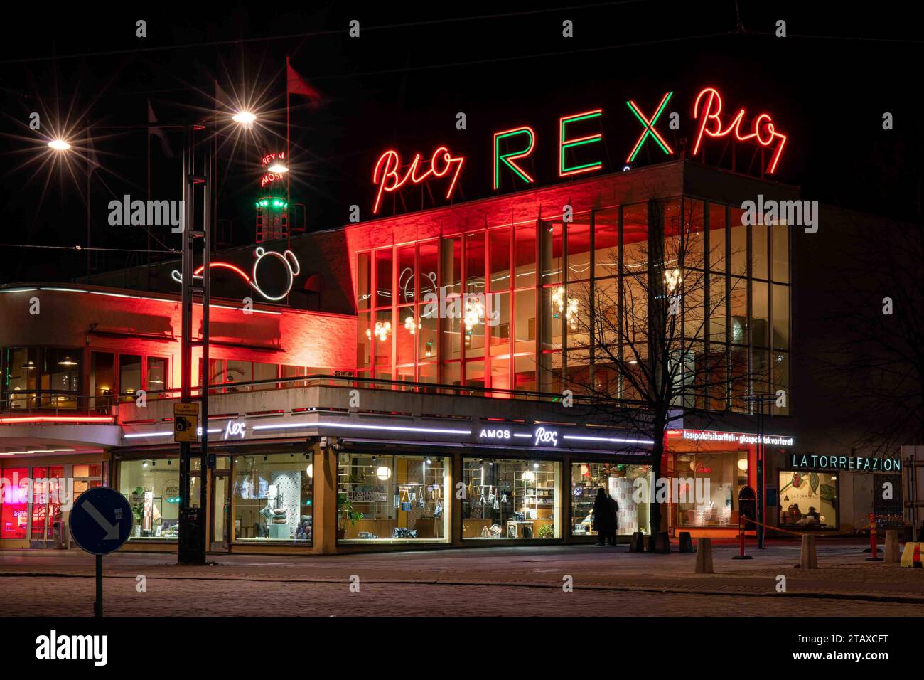 Legendäre Bio Rex-Neonlichter nach Einbruch der Dunkelheit auf dem funktionalistischen Lasipalatsi-Gebäude im Stadtteil Kamppi in Helsinki, Finnland Stockfoto