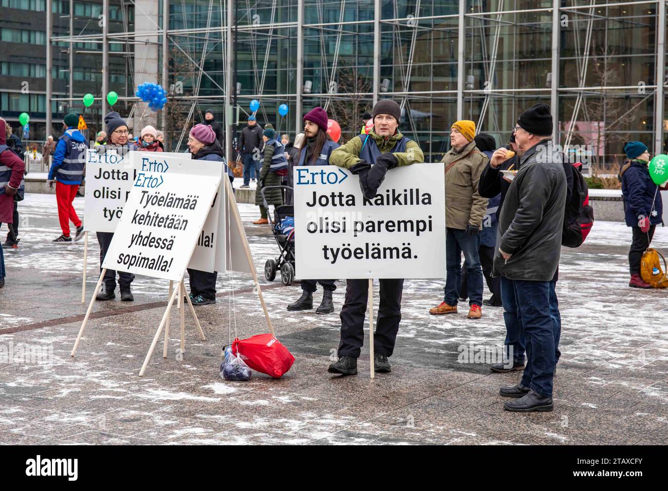 Demonstranten mit Schildern auf Kansalaistori bei Kohtuus kaikessa Demonstration gegen Arbeitsmarktreformen in Helsinki, Finnland Stockfoto