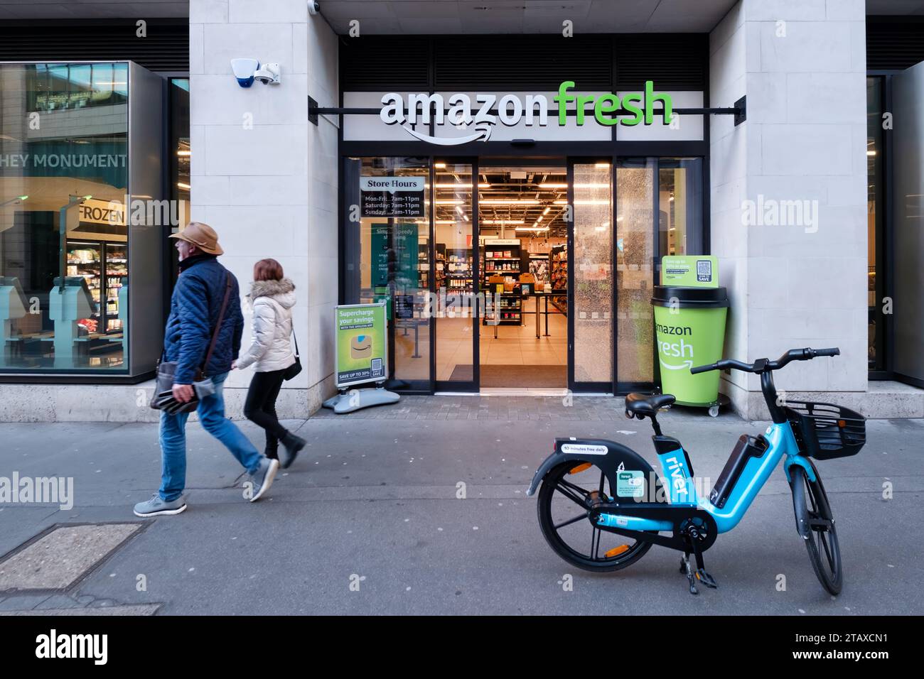 Ein Amazon Frischgeschäft oder Supermarkt in London, Großbritannien. Die Kassierer-Loose-Stores sind eine Tochtergesellschaft des E-Commerce-Unternehmens Amazon Stockfoto