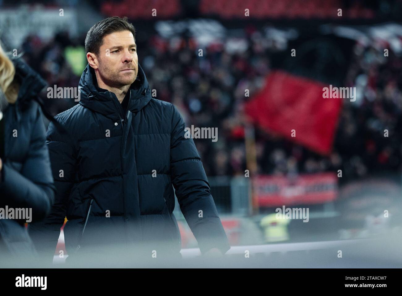 Leverkusen, Deutschland. Dezember 2023. Fußball: Bundesliga, Bayer Leverkusen - Borussia Dortmund, Spieltag 13, BayArena. Leverkusen Coach Xabi Alonso blickt auf das Spiel voraus. Hinweis: Marius Becker/dpa – WICHTIGER HINWEIS: gemäß den Vorschriften der DFL Deutscher Fußball-Liga und des DFB Deutscher Fußball-Bundes ist es verboten, im Stadion und/oder des Spiels aufgenommene Fotografien in Form von sequenziellen Bildern und/oder videoähnlichen Fotoserien zu verwenden oder zu nutzen./dpa/Alamy Live News Stockfoto