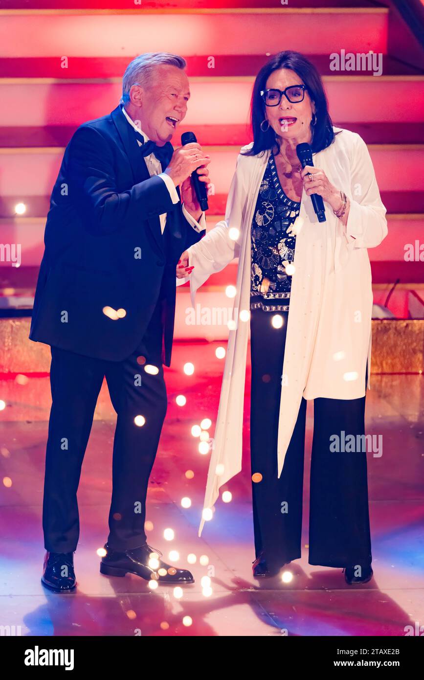 Das Adventsfest der 100,000 Lichter Roland Kaiser und Nana Mouskouri treten bei der ARD-Show das Adventsfest der 100,000 Lichter auf. Suhl Thüringen DEUTSCHLAND *** das Adventsfest der 100.000 Lichter Roland Kaiser und Nana Mouskouri treten auf der ARD-Show das Adventsfest der 100.000 Lichter Suhl Thüringen DEUTSCHLAND Credit: Imago/Alamy Live News auf Stockfoto