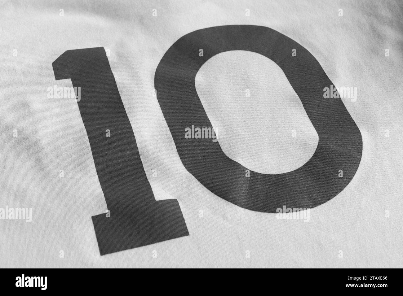 Nummer 10 in Schwarz mit weißem Stoffhintergrund. Teamfarben. Trikot 10, Fußballspieler. Stockfoto