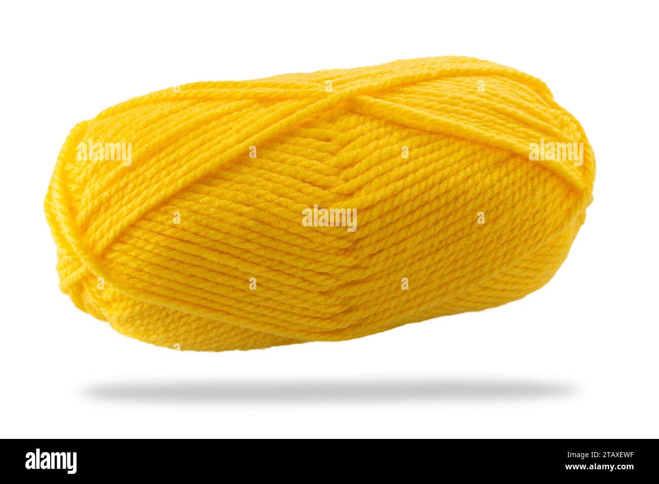 Kugel aus gelb gefärbtem Wollgarn isoliert auf weiß mit Schnittpfad enthalten Stockfoto