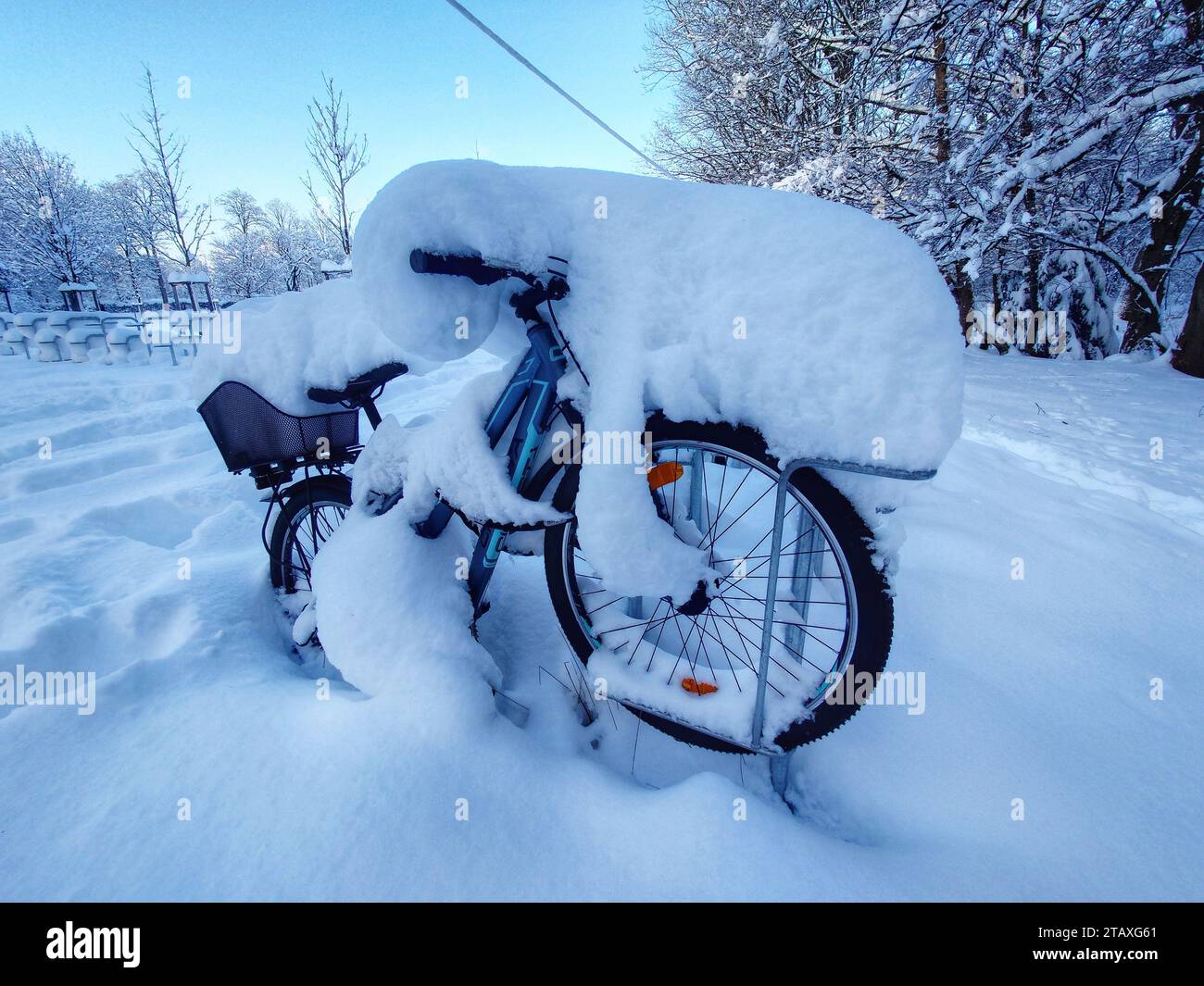 München, Bayern, Deutschland. Dezember 2023. Schnee bedeckt ein geparktes Fahrrad nach einem Rekordschnee von 44 cm in 24 Stunden. Trotz Warnungen führte der Sturm zur Stilllegung des Münchner Flughafens, seiner Bahn-, Straßenbahn- und Busdienste, was zu hektischen Online-Posts von gestrandeten Pendlern und Passagieren an Außenbahnhöfen führte, die nach Ratschlägen suchten, um nicht einzufrieren. (Kreditbild: © Sachelle Babbar/ZUMA Press Wire) NUR REDAKTIONELLE VERWENDUNG! Nicht für kommerzielle ZWECKE! Stockfoto