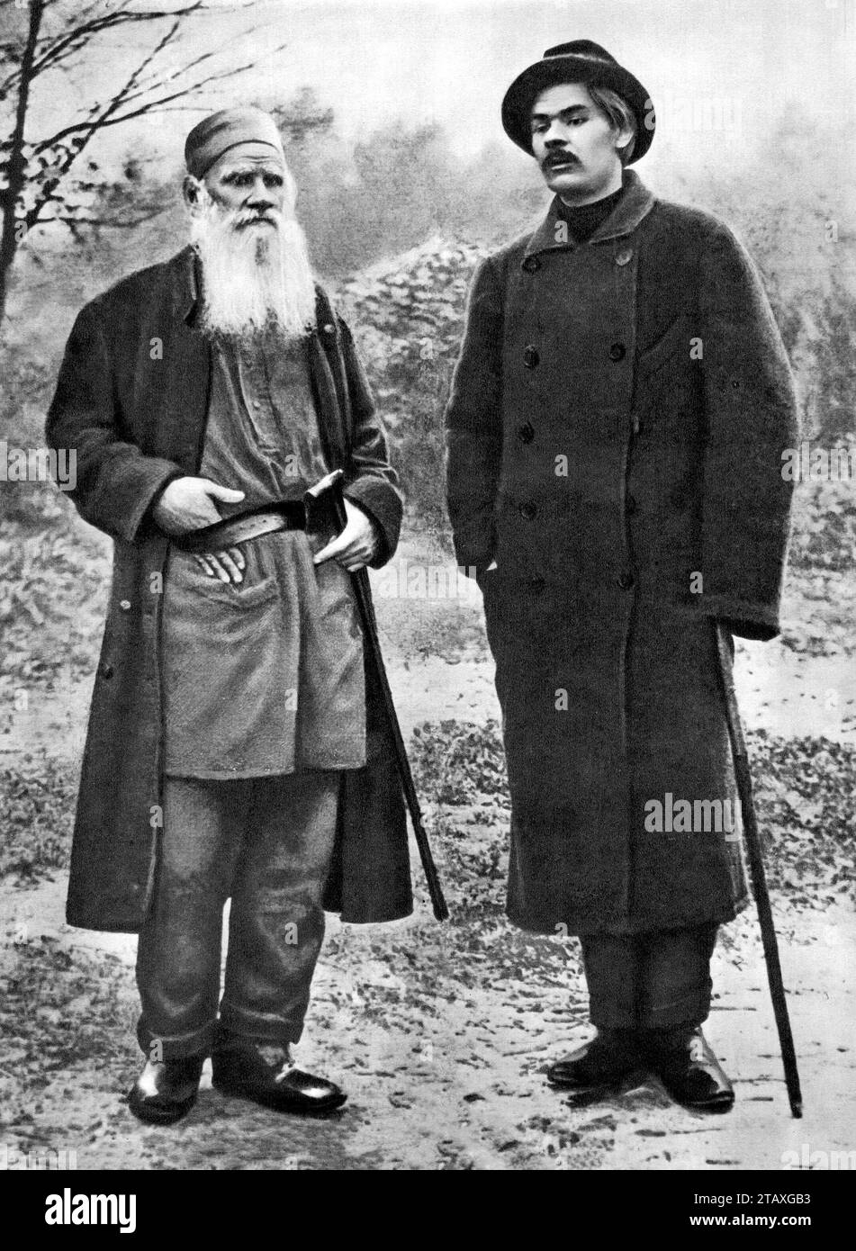 Leo Tolstoi und Maxim Gorki. Porträt der russischen Schriftsteller Graf Lew Nikolajewitsch Tolstoi (1828–1910) und Alexej Maximowitsch Peshkow (1868–1936) in Yasnaja Polyana, 1900 Stockfoto