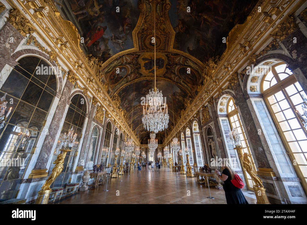 Blick vom Salon de la Paix in die Galerie des Glaces Spiegelsaal, Schloss Versailles - 29. Juli 2022 Stockfoto