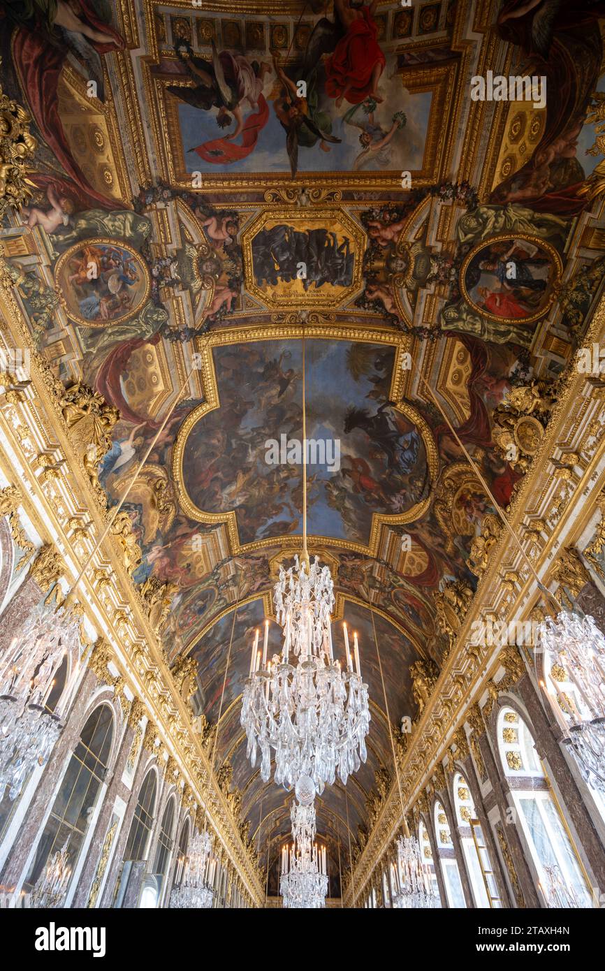 Blick vom Salon de la Paix in die Galerie des Glaces Spiegelsaal, Schloss Versailles - 29. Juli 2022 Stockfoto