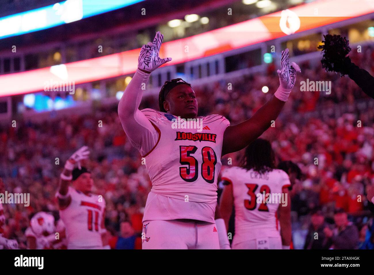 Charlotte, North Carolina, USA. Dezember 2023. Der Lineman JEFF CLARK (58) aus Louisville begeistert die Zuschauer beim ACC Football Championship Game 2023. (Credit Image: © Josh Brown/ZUMA Press Wire) NUR REDAKTIONELLE VERWENDUNG! Nicht für kommerzielle ZWECKE! Stockfoto