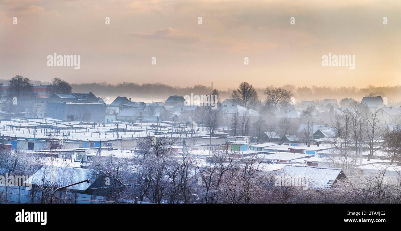 Landschaftsaufnahme des Winterdorfes Stockfoto