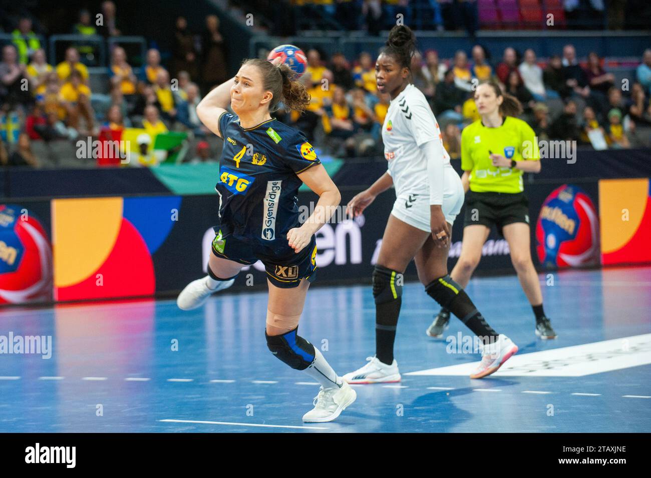 Göteborg, Schweden. Dezember 2023. Olivia Mellegård aus Schweden während des Spiels der IHF Frauen-Handball-Weltmeisterschaft 2023 zwischen Senegal und Schweden am 3. Dezember 2023. Quelle: PS Photo / Alamy Live News Stockfoto