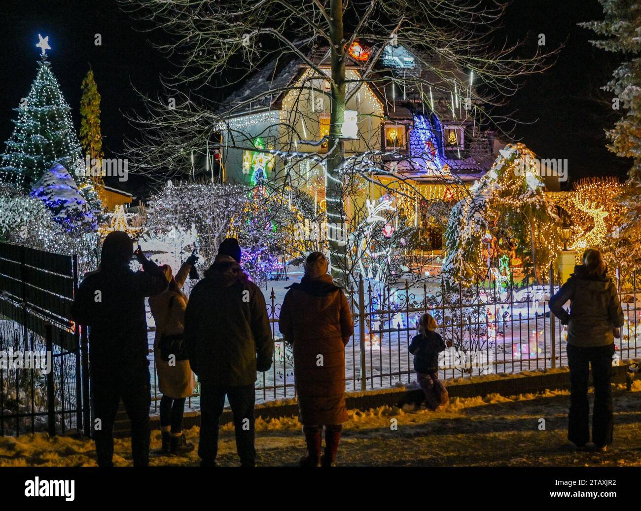 03. Dezember 2023, Brandenburg, Berkenbrück Zuschauer stehen vor dem
