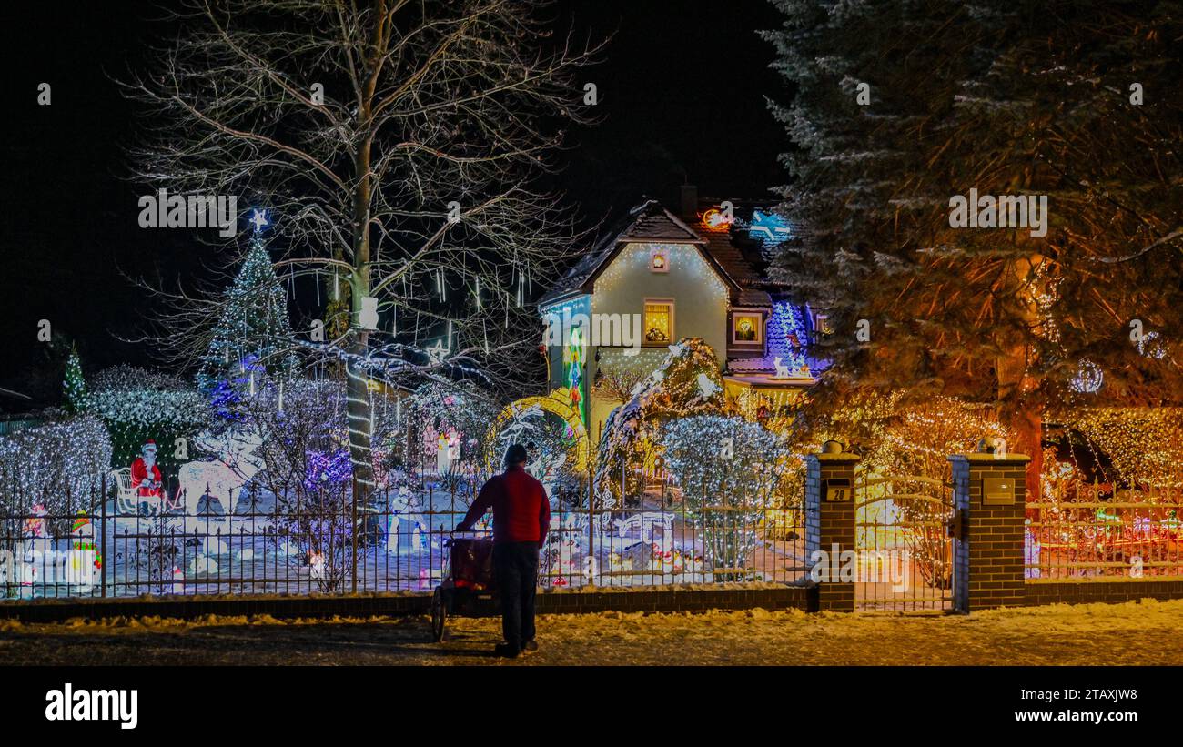 03. Dezember 2023, Brandenburg, Berkenbrück Der Garten der Familie