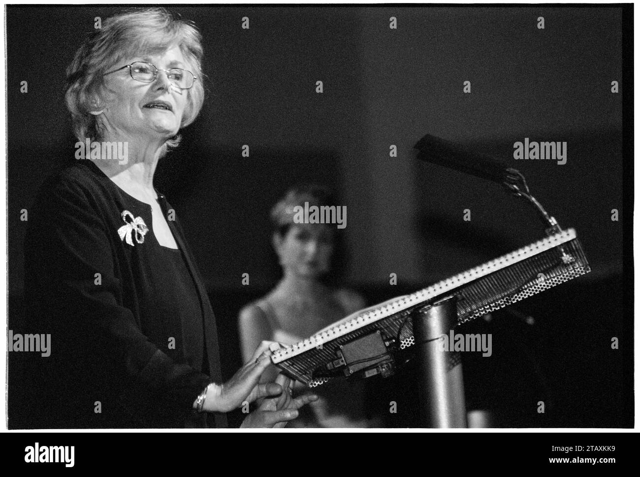 GLENYS KINNOCK, CARDIFF, 2001: Glenys Kinnock (1944–2023) überreicht eine Auszeichnung bei der Woman of the Year 2001 Awards Zeremonie und dem Gala Dinner Ball am 23. November 2001 in der Cardiff International Arena (CIA), Wales, Cardiff. Zu dieser Zeit war Glenys Kinnock Mitglied des Europäischen Parlaments. Foto: Rob Watkins Stockfoto