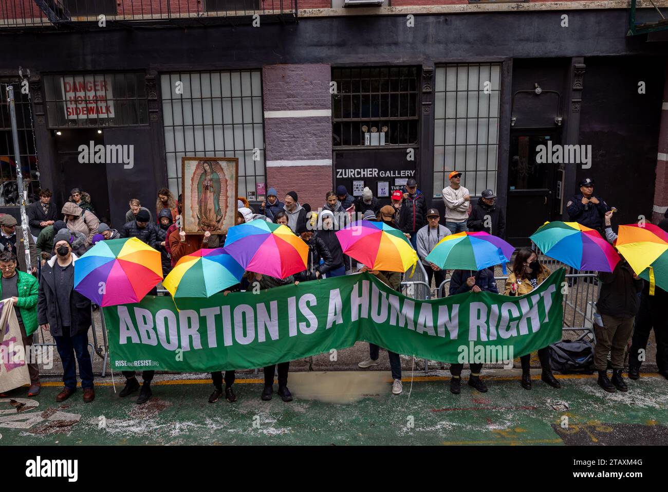 NEW YORK, NEW YORK - 2. DEZEMBER: Aktivisten der Abtreibungsrechte widersprechen dem Protest während einer monatlichen Klinikaktion, bei der eine Anti-Abtreibung-Glaubensgruppe am 2. Dezember 2023 in New York City vor Planned Parenthood protestiert und versucht, Patienten von einer Versorgung abzuhalten. (Foto: Michael Nigro/SIPA USA) Credit: SIPA USA/Alamy Live News Stockfoto