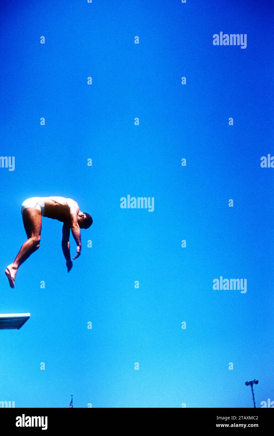 LOS ANGELES, KALIFORNIEN – 20. JULI: Joaquin Capilla (1928–2010) aus Mexiko taucht während der Senior Men's National A.A.U. Diving Championships am 20. Juli 1955 in Los Angeles, Kalifornien. (Foto von Hy Peskin) *** örtlicher Bildtitel *** Joaquin Capilla Stockfoto