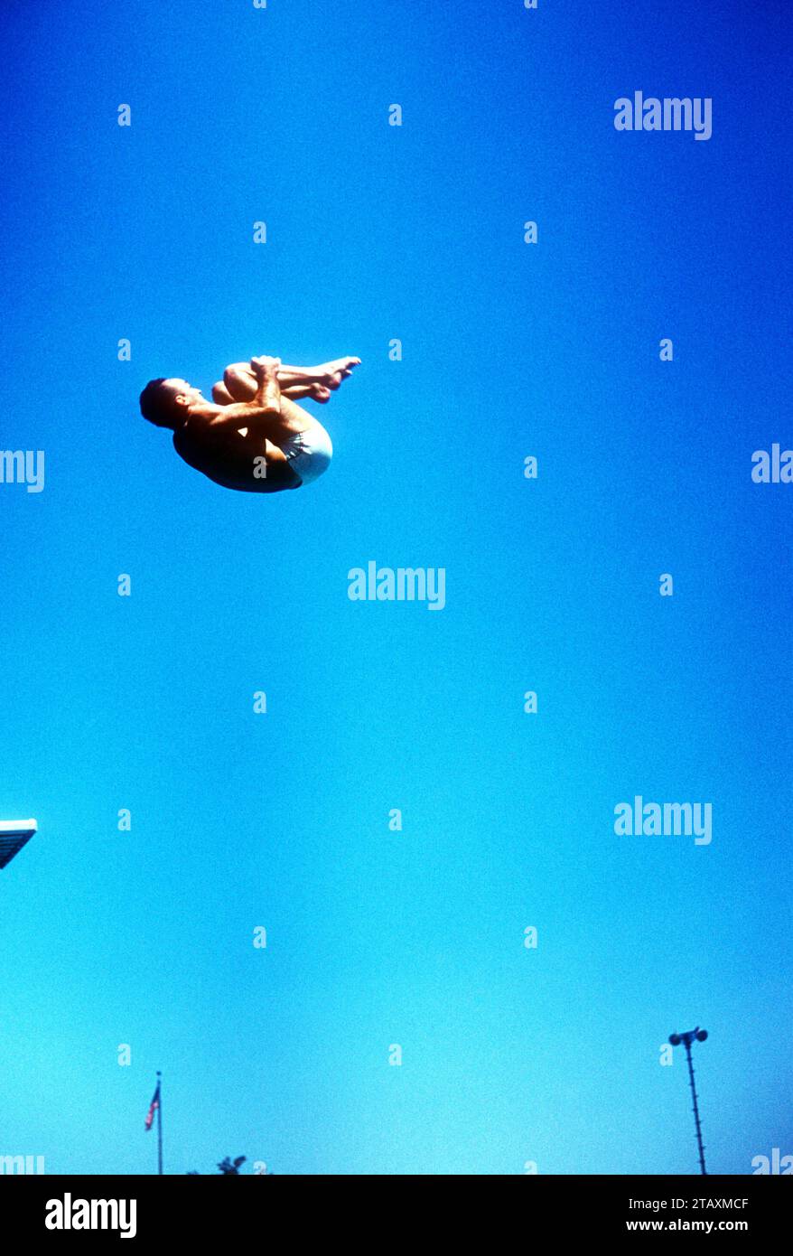 LOS ANGELES, KALIFORNIEN – 20. JULI: Joaquin Capilla (1928–2010) aus Mexiko taucht während der Senior Men's National A.A.U. Diving Championships am 20. Juli 1955 in Los Angeles, Kalifornien. (Foto von Hy Peskin) *** örtlicher Bildtitel *** Joaquin Capilla Stockfoto