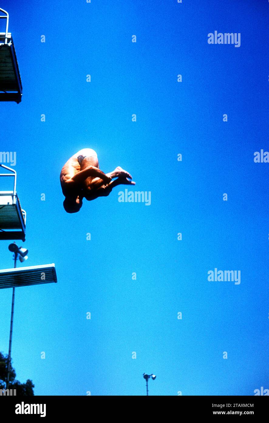 LOS ANGELES, KALIFORNIEN – 20. JULI: Joaquin Capilla (1928–2010) aus Mexiko taucht während der Senior Men's National A.A.U. Diving Championships am 20. Juli 1955 in Los Angeles, Kalifornien. (Foto von Hy Peskin) *** örtlicher Bildtitel *** Joaquin Capilla Stockfoto