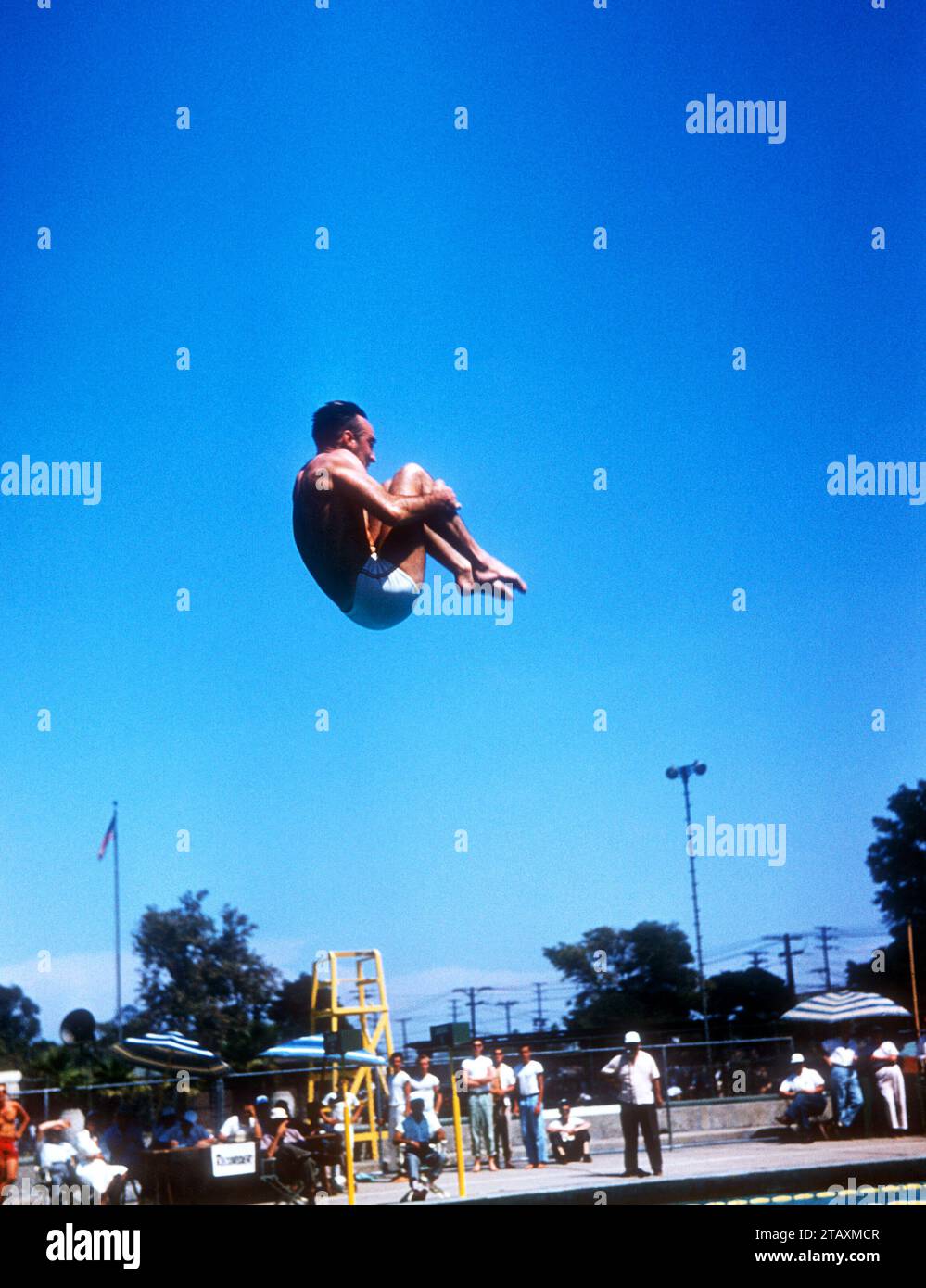 LOS ANGELES, KALIFORNIEN – 20. JULI: Joaquin Capilla (1928–2010) aus Mexiko taucht während der Senior Men's National A.A.U. Diving Championships am 20. Juli 1955 in Los Angeles, Kalifornien. (Foto von Hy Peskin) *** örtlicher Bildtitel *** Joaquin Capilla Stockfoto