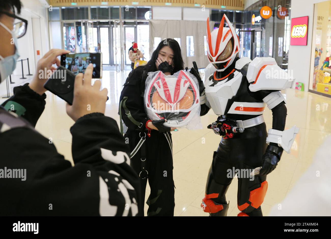 Shanghai, China. Dezember 2023. Die Spieler kaufen Ultraman, Kamen Rider, Super Sentai und andere japanische IP-Produkte am 2. Dezember 2023 in Shanghai, China. (Foto: Costfoto/NurPhoto) Credit: NurPhoto SRL/Alamy Live News Stockfoto