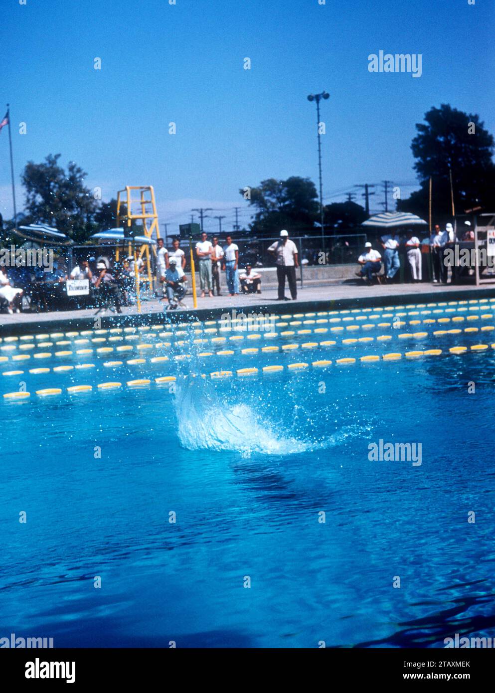 LOS ANGELES, KALIFORNIEN – 20. JULI: Joaquin Capilla (1928–2010) aus Mexiko taucht während der Senior Men's National A.A.U. Diving Championships am 20. Juli 1955 in Los Angeles, Kalifornien. (Foto von Hy Peskin) *** örtlicher Bildtitel *** Joaquin Capilla Stockfoto