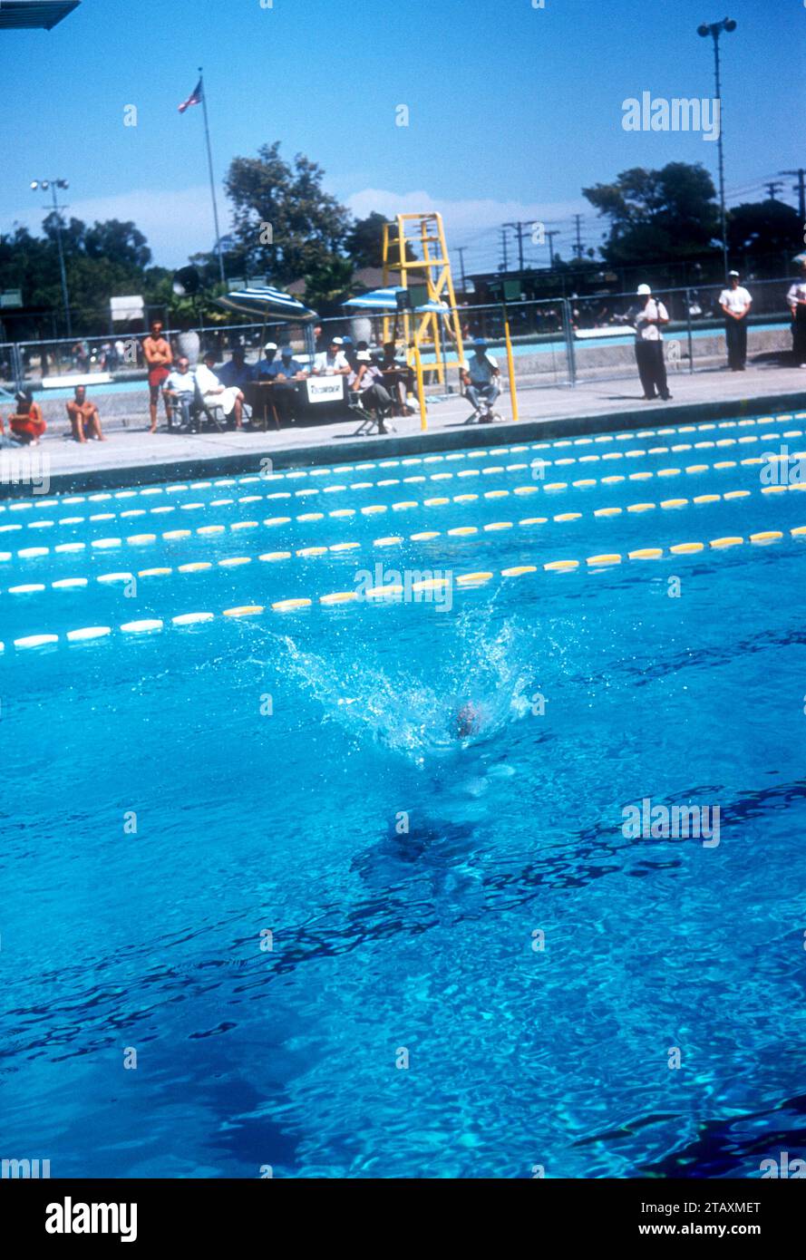 LOS ANGELES, KALIFORNIEN – 20. JULI: Joaquin Capilla (1928–2010) aus Mexiko taucht während der Senior Men's National A.A.U. Diving Championships am 20. Juli 1955 in Los Angeles, Kalifornien. (Foto von Hy Peskin) *** örtlicher Bildtitel *** Joaquin Capilla Stockfoto