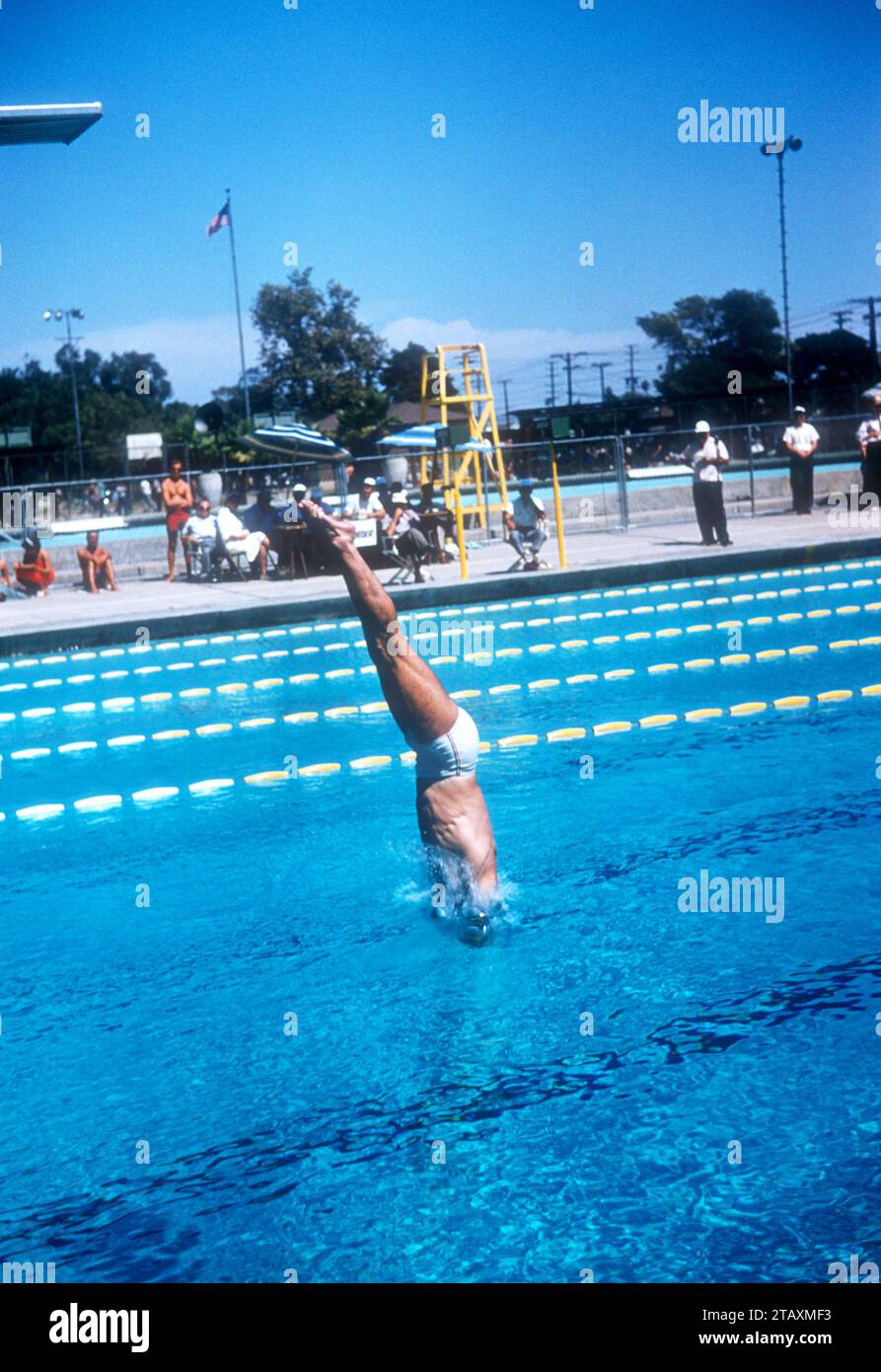 LOS ANGELES, KALIFORNIEN – 20. JULI: Joaquin Capilla (1928–2010) aus Mexiko taucht während der Senior Men's National A.A.U. Diving Championships am 20. Juli 1955 in Los Angeles, Kalifornien. (Foto von Hy Peskin) *** örtlicher Bildtitel *** Joaquin Capilla Stockfoto