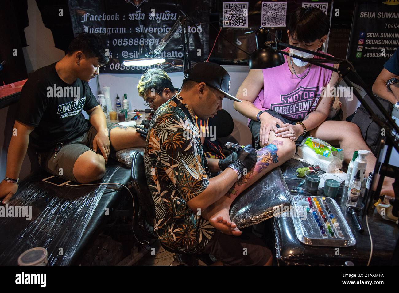 Bangkok, Thailand. Dezember 2023. Tätowierer machen Tattoos für Teilnehmer während der Land of Ink Bangkok Tattoo Convention 2023 im ChangChui Creative Park in Bangkok. Hunderte von nationalen und internationalen Tätowierkünstlern und -Enthusiasten nehmen an der Land of Ink Bangkok Tattoo Convention 2023 Teil, um ihre Designfähigkeiten in einem Tätowierwettbewerb unter Beweis zu stellen. Quelle: SOPA Images Limited/Alamy Live News Stockfoto