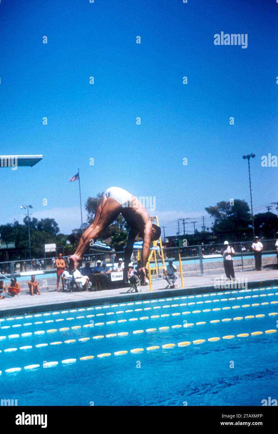 LOS ANGELES, KALIFORNIEN – 20. JULI: Joaquin Capilla (1928–2010) aus Mexiko taucht während der Senior Men's National A.A.U. Diving Championships am 20. Juli 1955 in Los Angeles, Kalifornien. (Foto von Hy Peskin) *** örtlicher Bildtitel *** Joaquin Capilla Stockfoto