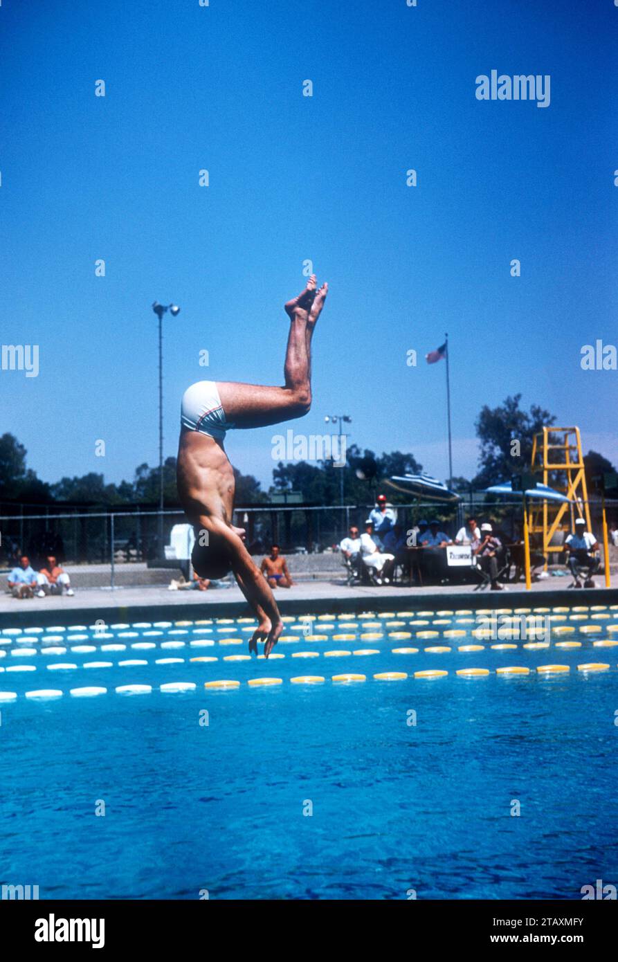 LOS ANGELES, KALIFORNIEN – 20. JULI: Joaquin Capilla (1928–2010) aus Mexiko taucht während der Senior Men's National A.A.U. Diving Championships am 20. Juli 1955 in Los Angeles, Kalifornien. (Foto von Hy Peskin) *** örtlicher Bildtitel *** Joaquin Capilla Stockfoto