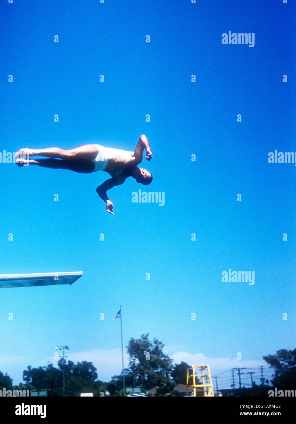 LOS ANGELES, KALIFORNIEN – 20. JULI: Joaquin Capilla (1928–2010) aus Mexiko taucht während der Senior Men's National A.A.U. Diving Championships am 20. Juli 1955 in Los Angeles, Kalifornien. (Foto von Hy Peskin) *** örtlicher Bildtitel *** Joaquin Capilla Stockfoto