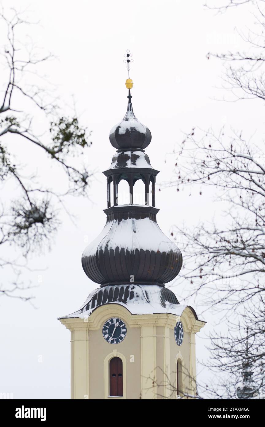 Kirchturm mit Uhr in der kleinen Stadt Roznov Pod Radhostem in Tschechien. Traditionelle Architektur. Stockfoto