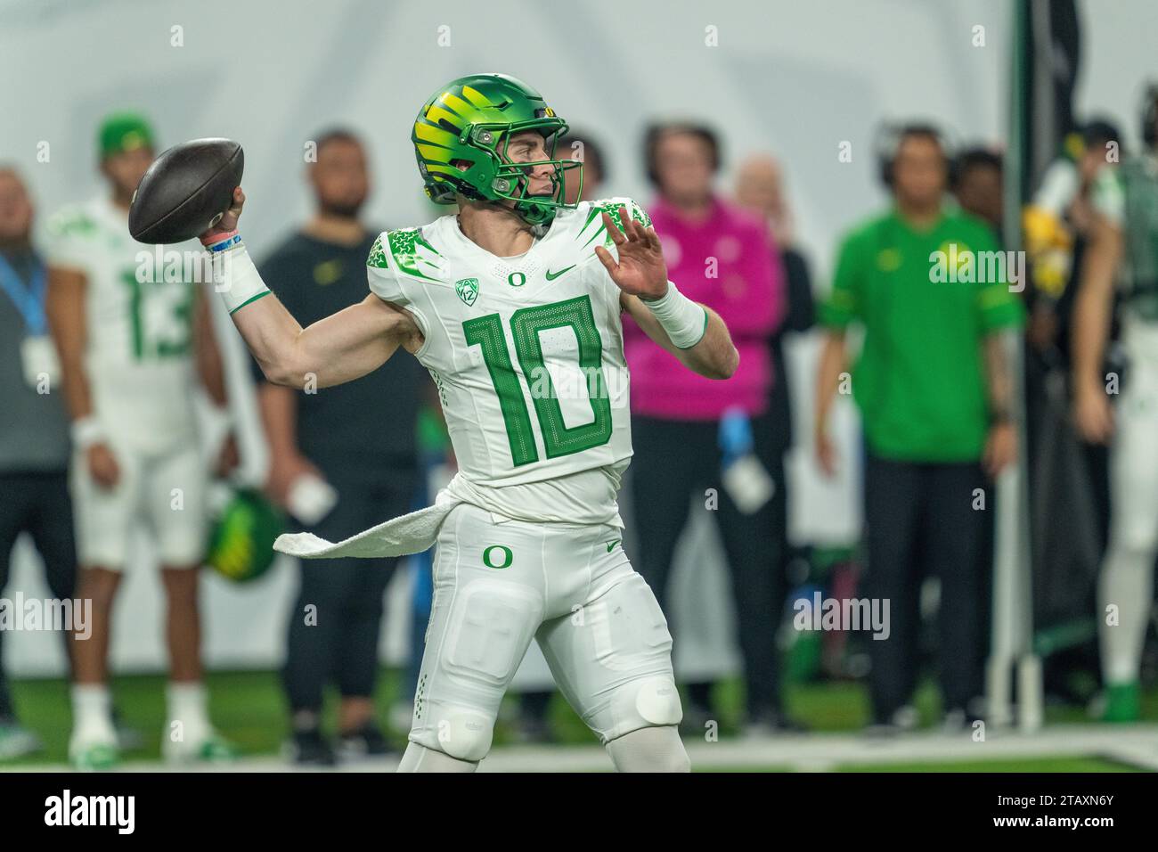 Der Oregon Quarterback Bo Nix (10) wirft den Ball während des Pac-12 Championship-Spiels 2023 zwischen den Washington Huskies und den Oregon Ducks auf Allegiant Stockfoto