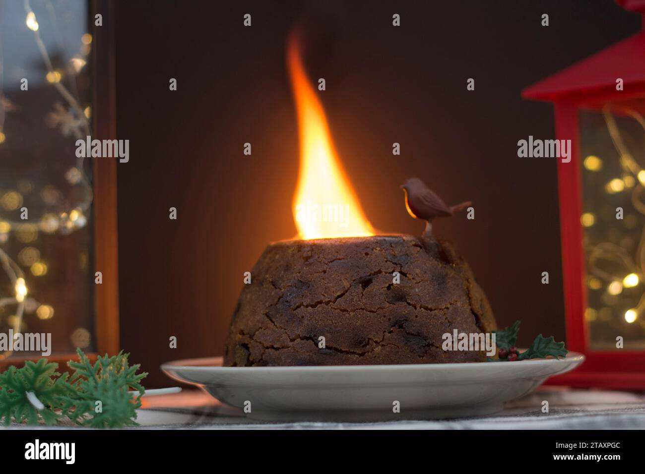 Brüllender Flambe auf traditionellem Weihnachtspudding Stockfoto