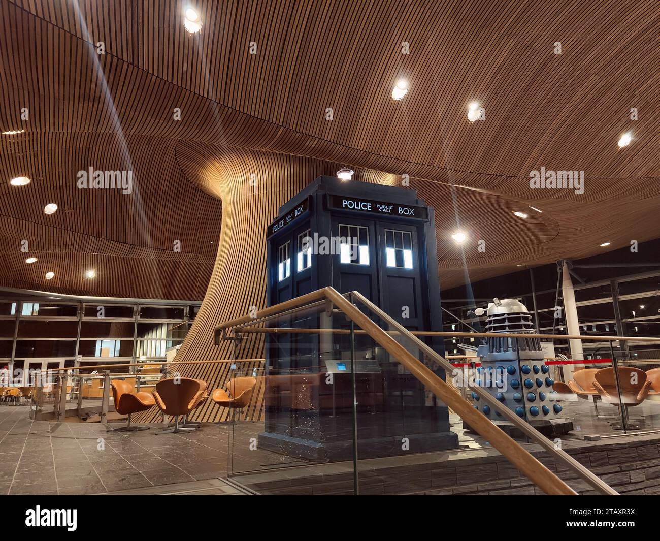 Die BBC-TV-Show Dr. Who's TARDIS und Darlek im Senedd anlässlich der Feierlichkeiten zum 60. Jahrestag Stockfoto