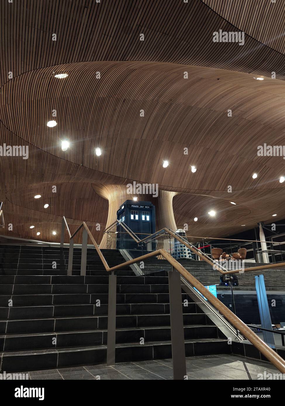 Die BBC-TV-Show Dr. Who's TARDIS und Darlek im Senedd anlässlich der Feierlichkeiten zum 60. Jahrestag Stockfoto