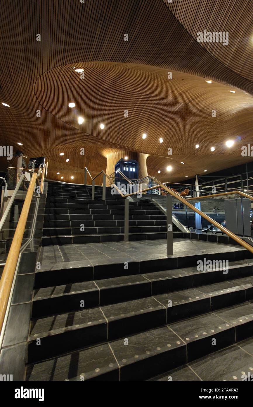 Die BBC-TV-Show Dr. Who's TARDIS und Darlek im Senedd anlässlich der Feierlichkeiten zum 60. Jahrestag Stockfoto