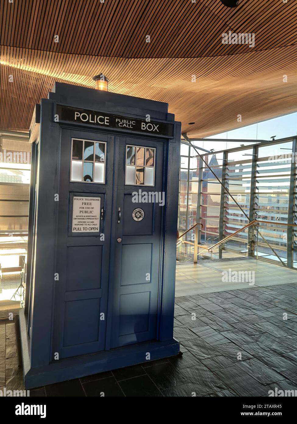 Die BBC-TV-Show Dr. Who's TARDIS im Senedd anlässlich der 60-jährigen Jubiläumsfeier Stockfoto