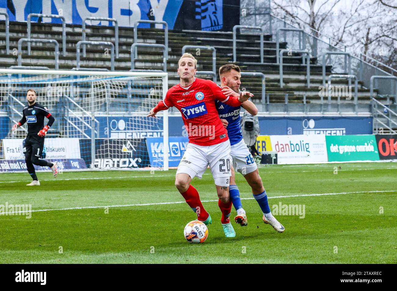 Lyngby, Dänemark. Dezember 2023. Tobias Salquist (20) von Silkeborg IF und Frederik Gytkjaer (26) von Lyngby BK, die während des 3F Superliga-Spiels zwischen Lyngby BK und Silkeborg IF im Lyngby Stadium in Lyngby zu sehen waren. (Foto: Gonzales Photo/Alamy Live News Stockfoto